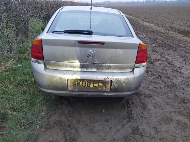 2026-01-13 - Hooton etc - silver Vauxhall Vectra.jpg